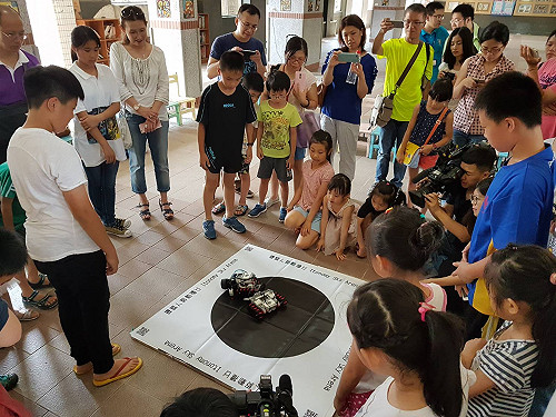 台版鋼鐵擂台 3個青少年這樣熱愛機器人