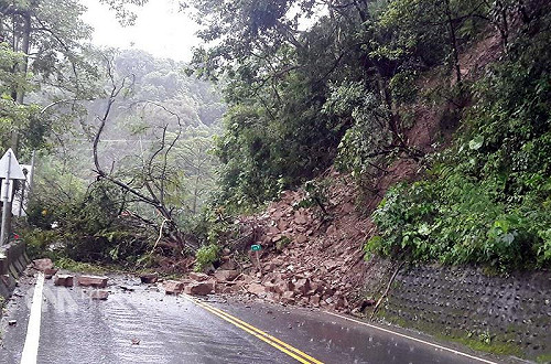 阿里山公路坍方 搶修單線通行  阿里山森林鐵路17日停駛