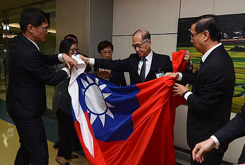 巴拿馬斷交 曹立傑哽咽帶回國旗