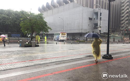 暴雨襲擊全台！中南部十縣市豪雨特報持續中