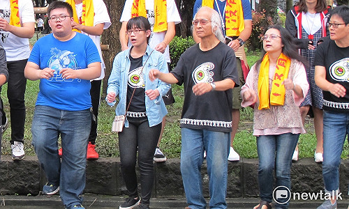 陪原民學生淋雨抗爭 東華老師：不能喪失針砭能力