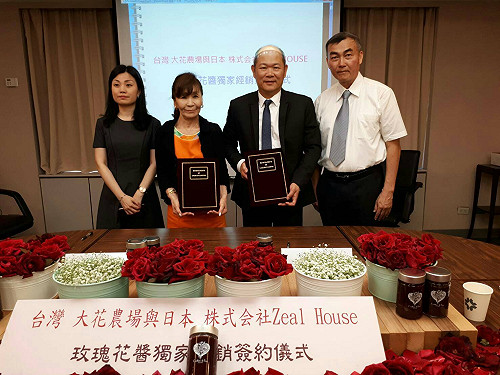 摘取清晨六點的含露花瓣  有機玫瑰花醬外銷日本