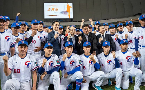 大巨蛋首賽 侯友宜嘆：一拖8年、只會提問題無濟於事