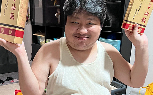 統神蹲修椅子「呼吸超喘」？網擔心：真的該減肥了