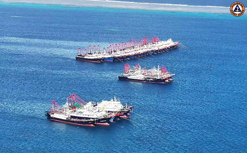 (影)密集恐懼？！重現2021年3月「灰色」戰術 中國135艘海上民兵船聚集牛軛礁