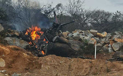 (影)印度教練機墜毀引發大火 見習飛官、指導教官殉職