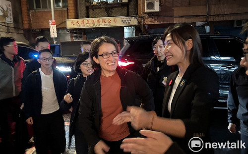 與吳沛憶訪萬華喝青草茶！蕭美琴幫粉絲簽名 承諾保護有故事的在地事物