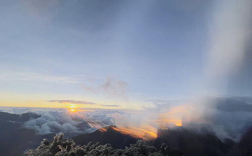 玉山今晨零下8.2度！絕美結冰、日出美照曝光