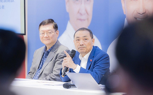 沒有信心？侯友宜競辦堅持：辯論會必須使用手板