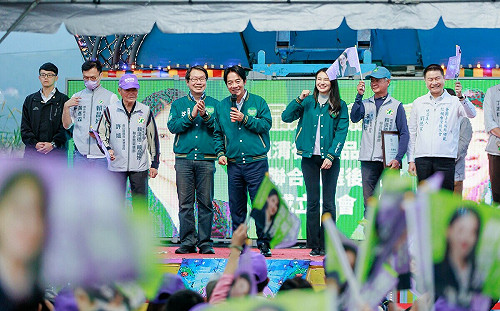 藍頻攻擊老家！賴清德回故鄉萬里 見親友、師長當場哽咽