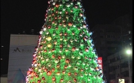 豐原最高耶誕樹夜市熱鬧登場 江啟臣點亮節氣溫馨歡樂氣