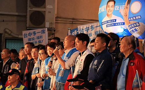 台中開講麥克風電力不足 韓國瑜調侃羅廷瑋「平民參選經費少」