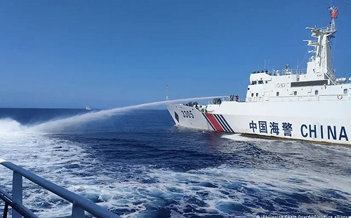 要將中國大使列不受歡迎人物! 菲總司令在中國水砲攻擊下 登仁愛礁宣示主權 