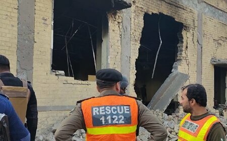 巴基斯坦自殺炸彈客攻擊警局 槍戰拖延救援至少30死