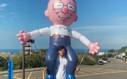 黃國昌鑽柯文哲氣球胯下照片流傳 網驚：淪落至此