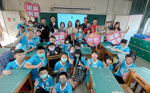 高市仁武國小家長會大手筆 捐贈大型觸控屏幕保護學子眼睛