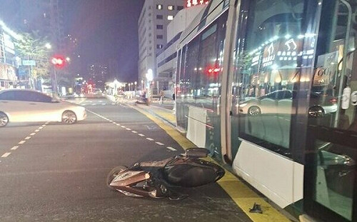 高雄機車直撞輕軌  騎士臉部手腳擦挫傷