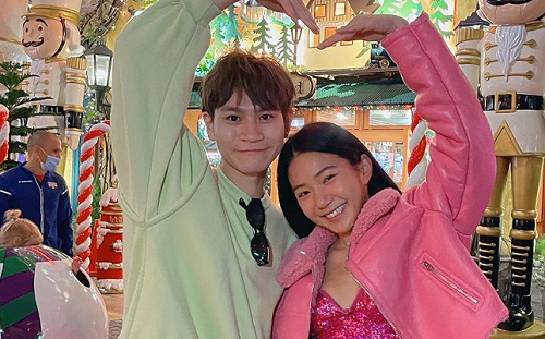 打破分手傳言！8年情侶「眾量級」約會放閃   網嗨：要結婚了嗎