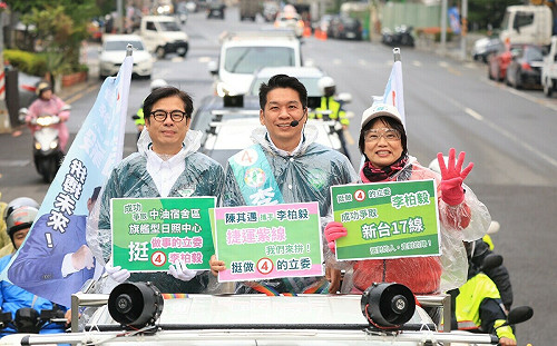 冒雨陪李柏毅車掃 陳其邁喊話守住高雄最關鍵一席