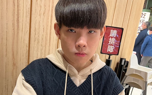 NL冒雨挑戰「鵝鵝騎士舞」！全程無表情 網笑：錢真難賺