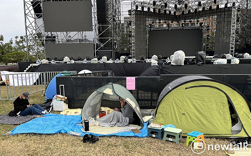 韓人氣女團輝人抵台參加台南跨年  歌迷搭帳棚卡位看演唱會彩排