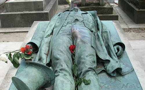 它下體發亮竟是因為「這原因」？ 法國最「性福」雕像成著名景點....