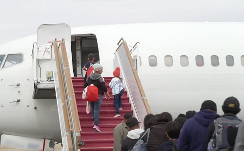 德州州長新法禁非法移民 還把120人送上飛芝加哥包機 國會也戰移民法案