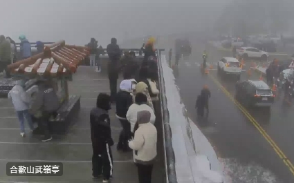 凍人美景!合歡山武嶺清晨降冰霰 上山限加掛雪鏈通行