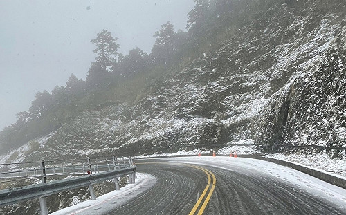 低溫探負2.5度！合歡山降雪了 武陵亭、台14甲線蓋上雪白糖霜