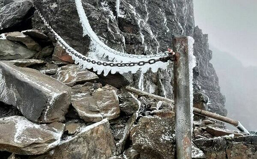冷颼颼！玉山現雪白美景 玉管處：登山備妥雪地裝備