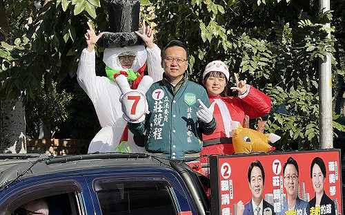 再忙也要過節 莊競程車掃濃濃耶誕氣氛