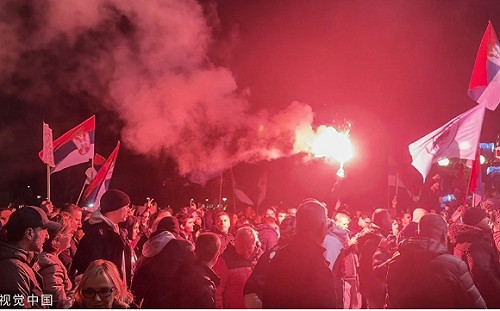 塞爾維亞暴力衝突! 上千人闖政府大樓 武契奇控「外國勢力」搞顏色革命