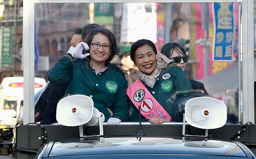 回「阿嬤的厝」彰化輔選3女力 蕭美琴見嬸婆帶老照片直呼驚奇、開心