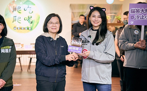 加入「戰貓連線」 蔡英文贈賴品妤「戰貓鏟」掃除汐止惡勢力