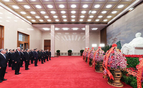 高調慶祝毛澤東誕辰 130 週年 後代集體亮相 習近平背後打這算盤....