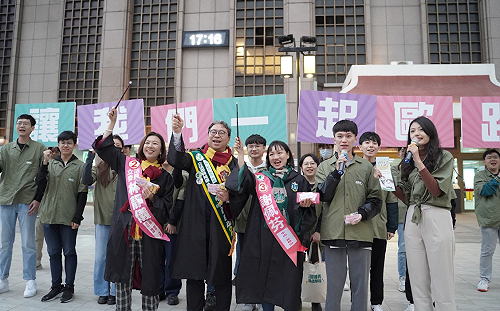 綠3學霸立委選將齊聚北車 發「歐趴糖」催青年返鄉投票