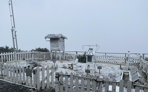 玉山北峰今晨飄雪 「撒上糖霜」美景曝光