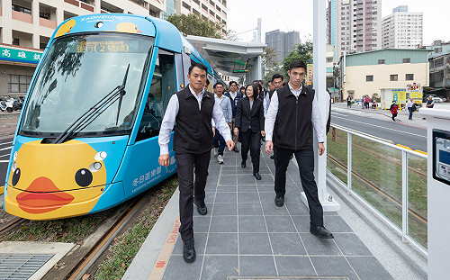 高雄環狀輕軌成圓試營運　蔡英文：逐步完善大眾運輸、加速城市邁進