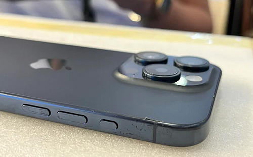 iPhone 15 Pro出包！「背蓋漏膠」組裝出現瑕疵