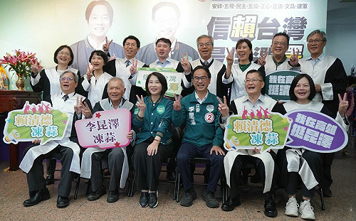 周春米率律師團力挺李昆澤 送屏東蓮霧祝蓮任繼續服霧