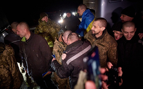 暫停5月後最大規模換囚 澤連斯基：沒停止談判過