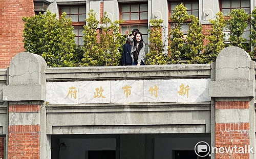 柯文哲合體胞妹柯美蘭家鄉車掃 途經新竹市府見高虹安開心揮手