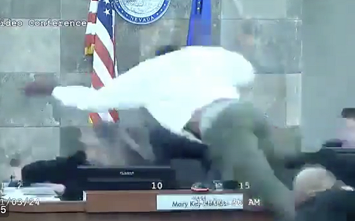 (影)爆發力驚人！美國罪犯請求緩刑遭拒 竟一躍而上審判台暴揍法官