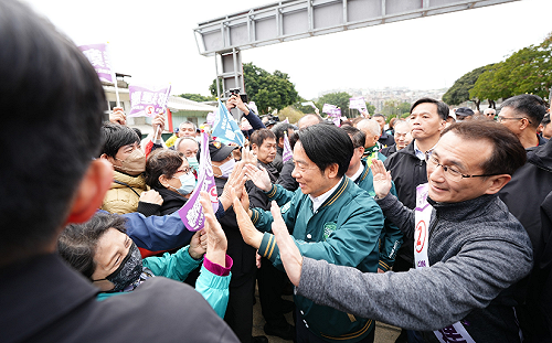 認真魔人！趕行程遇抱小孩民眾 賴清德停下互動、闡述育嬰長照政見