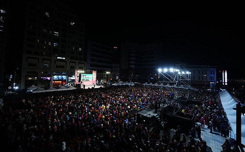 直搗藍白本陣！綠新竹造勢破萬人 年輕人備「三票民進黨」標語包挺賴清德