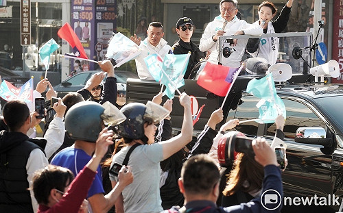 市長級麥克風手 高虹安首度陪柯文哲台中車掃 