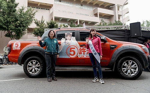 贈天秤、寶劍力挺許淑華翻轉信義 蔡英文：別選擇用仇恨動員的人