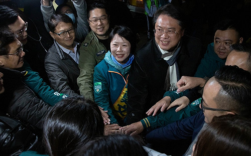 率前市府官員返基隆輔選鄭文婷 林右昌挾政績召集黨內幹部親擬戰略