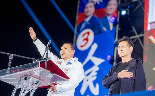 侯友宜台中造勢「模擬總統宣誓就職」網友：想當總統想瘋了！