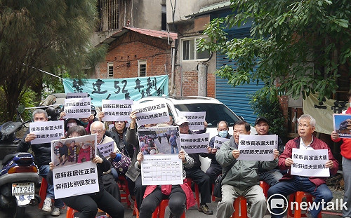 不滿蓋房容積率差3倍 新泰合法房屋居民聚集侯家土地前抗議       